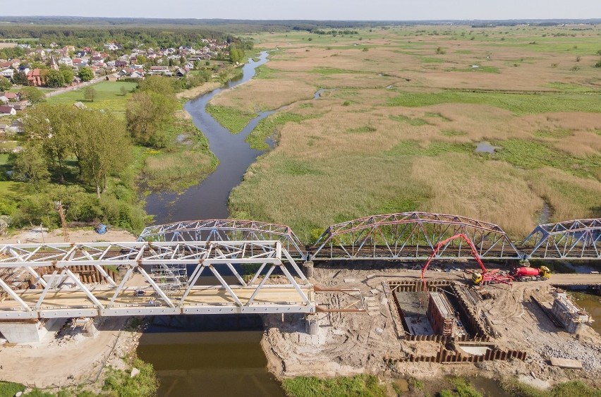 Budowa pierwszego z dwóch bliźniaczych mostów kolejowych nad...