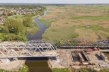 Rail Baltica. Budowa mostów kolejowych nad Narwią w Uhowie. Mają zapewnić bezpieczne podróże na trasie Białystok-Warszawa