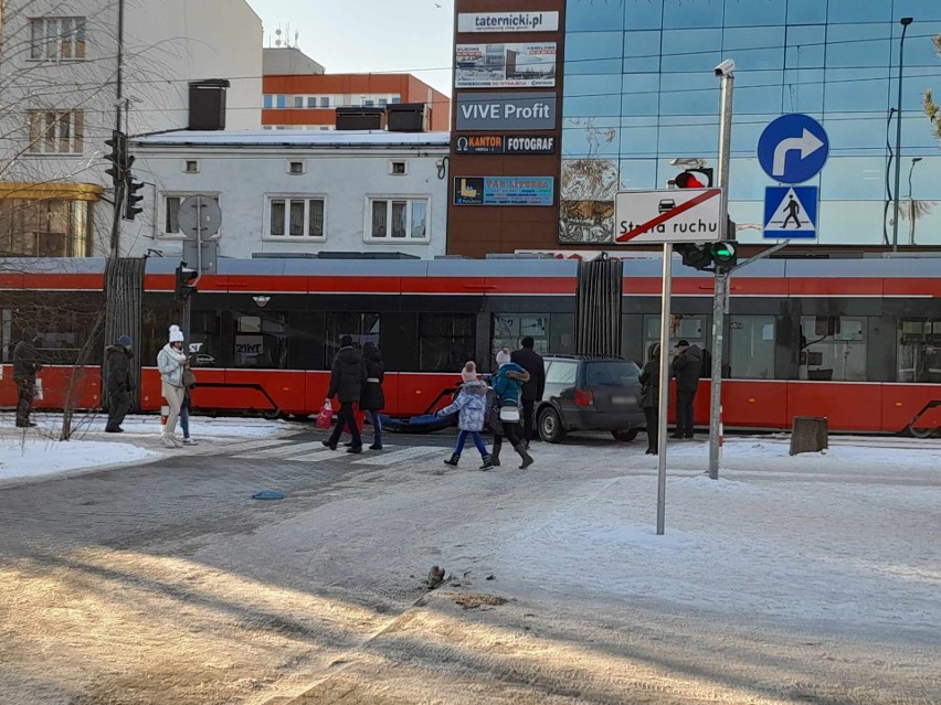 W centrum Częstochowy osobówka zderzyła się z tramwajem