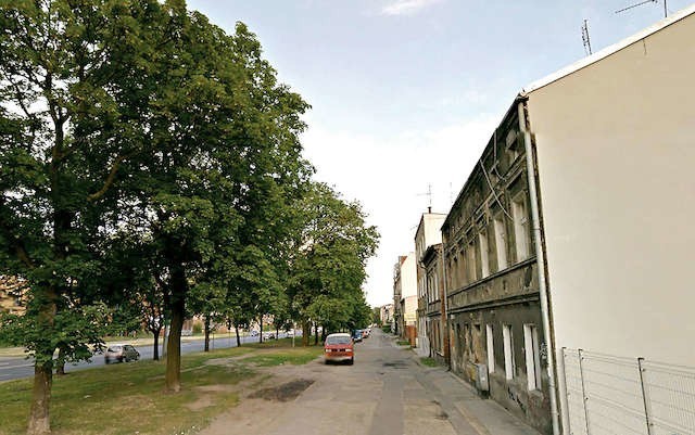 Ulica Grunwaldzka i  jej jakby nieoficjalna część, która stał się atrakcyjnym miejscem postojowym.