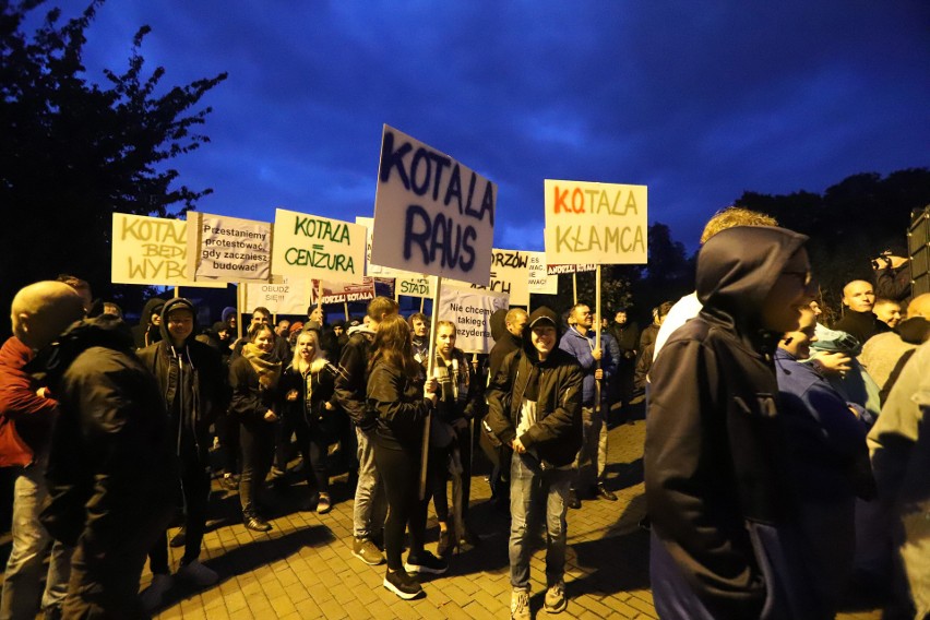 Kibice Ruchu protestujący pod domem prezydenta Kotali