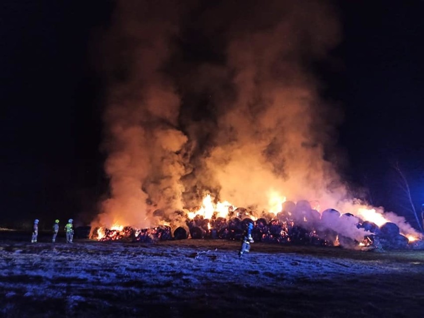 Ogromny pożar balotów siana w Lipie. Akcja gaszenia trwała kilkanaście godzin [ZDJĘCIA]