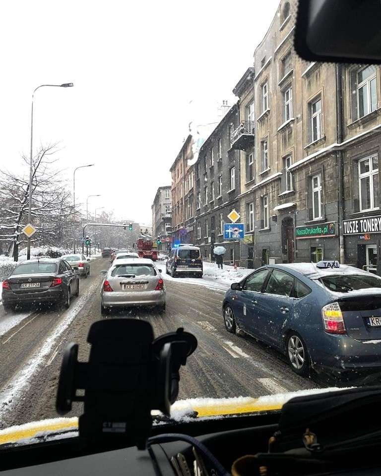 Wielkie sople zagrażały przechodniom w centrum Krakowa