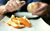 Nie wyrzucaj skórek pomarańczy. Oto kilka sposobów na to, jak je wykorzystać. Wysprzątasz dom na błysk i odświeżysz powietrze