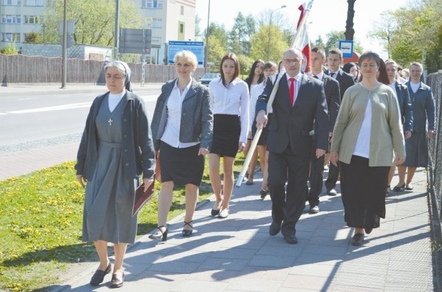 Uczniowie i pracownicy Zespołu Szkół Salezjanek w Suwałkach z dumą przemaszerowali ze swoim sztandarem. Z lewej dyrektor placówki &#8211; siostra Małgorzata Łukawska.