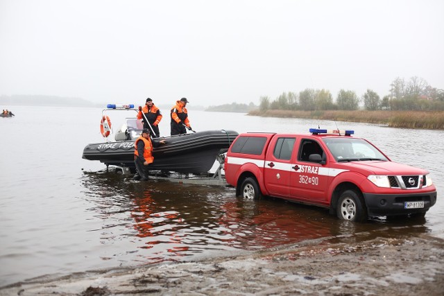 Strażacy w Domaniowie ćwiczyli i na wodzie i na lądzie.