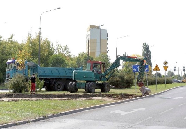 W poniedziałek drogowcy z Kieleckiego Przedsiębiorstwa Robót Drogowych przygotowywali tak zwaną przewiązkę na pasie zieleni pomiędzy jezdniami ulicy Mieszka I.