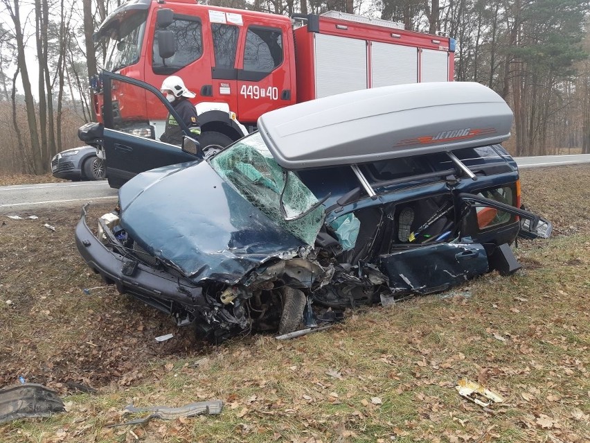Zderzenie samochodu ciężarowego z osobowym na drodze krajowej nr 74 w Szymanówce