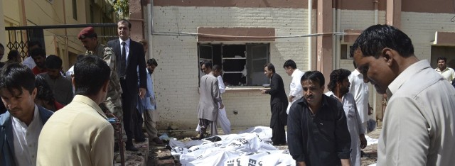-Jak informują rządowe źródła poniedziałkowy samobójczy atak w pakistańskim szpitalu w pólnocno-zachodnim mieście Kweta zabił 69 osób. Do ataku przyznała się frakcja pakistańskich Talibów
