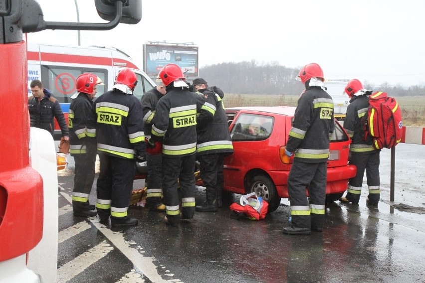 Wrocław: Wypadek na Kwiatkowskiego. Trzy osoby ranne (ZDJĘCIA)