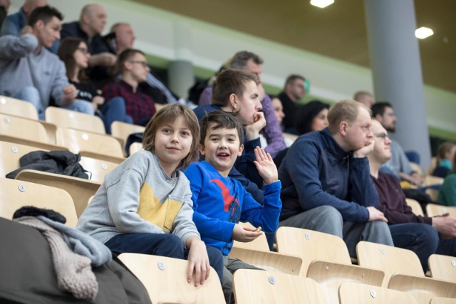 Koszykarze Enea Astorii Bydgoszcz, którzy tydzień temu wygrali derby w Inowrocławiu, dziś pokonali u siebie Siarkę Tarnobrzeg 87:74 w kolejnym meczu I ligi. Zobacz zdjęcia z parkietu i trybun Artego Areny >>>