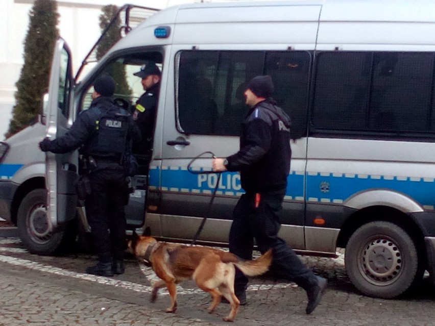 Alarm bombowy w Urzędzie Wojewódzkim w Bydgoszczy. Na miejscu są wszystkie służby 