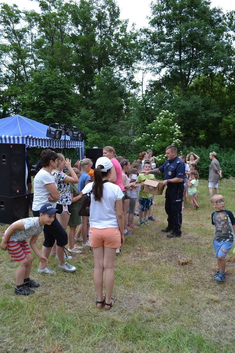 Radziejowscy policjanci wykorzystują każdą okazję, aby spotkać się z dziećmi i promować bezpieczne wakacje. Tak było w Czamaninie