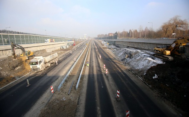 Ruch na głównej jezdni DK 94 w Sosnowcu został wstrzymany. odbywa się nowymi łącznicami. Drogowcy montują bariery energochłonne w pasie rozdziału.Zobacz kolejne zdjęcia. Przesuwaj zdjęcia w prawo - naciśnij strzałkę lub przycisk NASTĘPNE