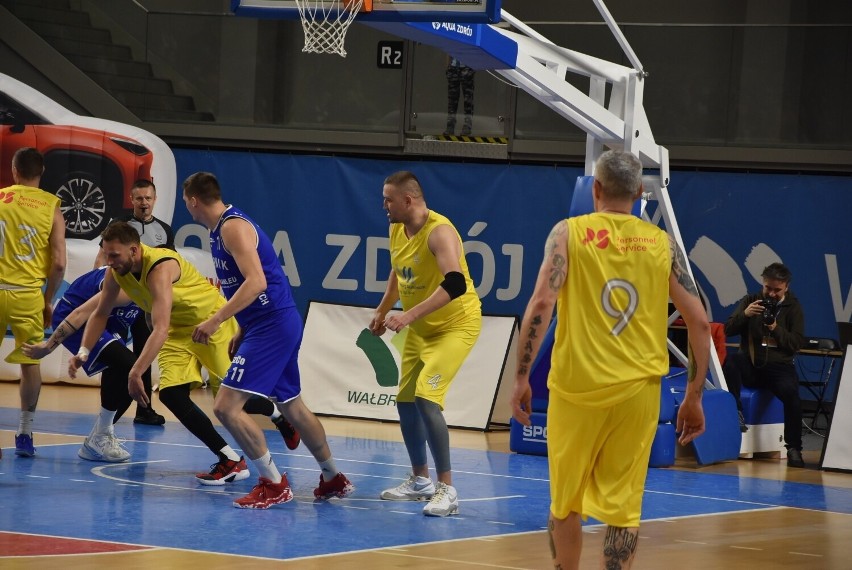 W hali wałbrzyskiego Aqua Zdroju koszykarze I-ligowego...