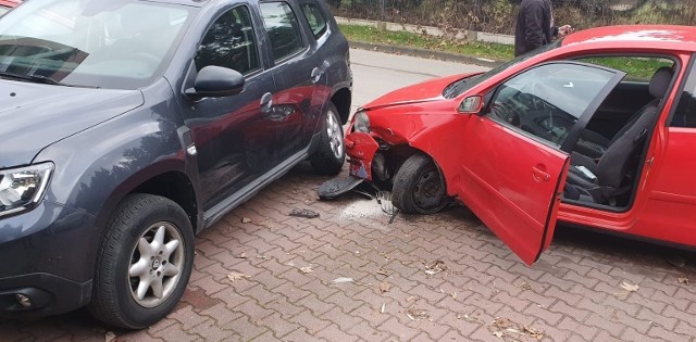 W Kętach, na osiedlu Wyszyńskiego, 19-latek wyjeżdżający z parkingu rozbił trzy inne samochody.