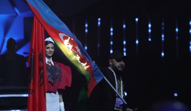 Płonąca flaga Azerbejdżanu podczas ceremonii otwarcia mistrzostw Europy w podnoszeniu ciężarów kobiet i mężczyzn w Erywaniu