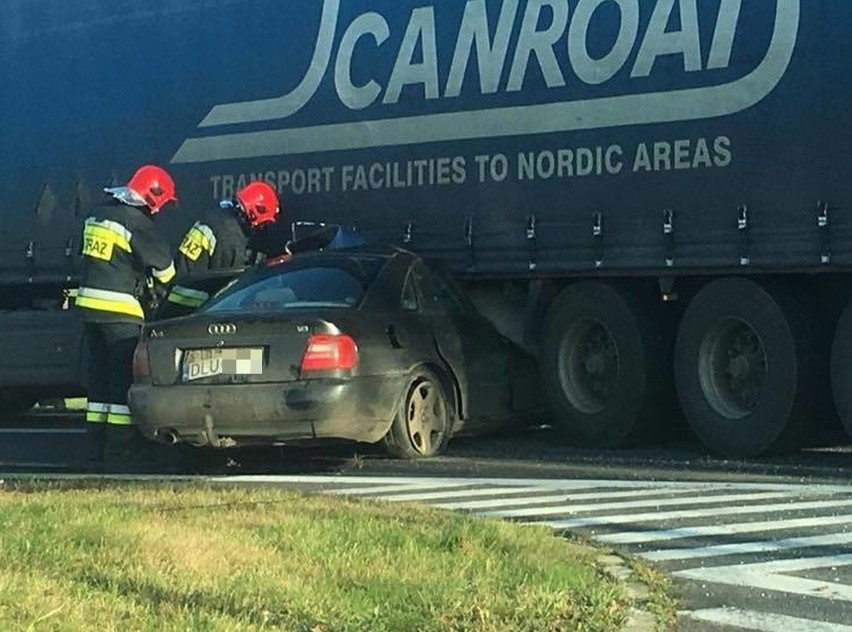 Groźny wypadek. Kobieta w audi wbiła się pod tira [ZDJĘCIA]