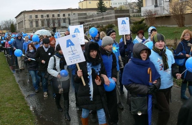 W poniedziałek ulicami Skarżyska przeszedł &#8222;błękitny marsz&#8221;.