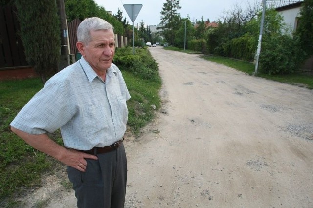 Ta droga gruntowa - ulica Karkonoska w Kielcach uprzykrza życie mieszkańcom. Pokazuje Andrzej Ogorzałek.