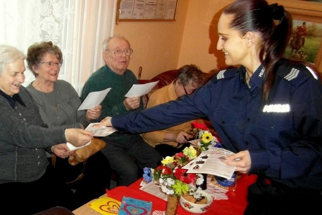 Seniorzy dostali ulotki, na których opisane są sposoby, często używane przez oszustów.