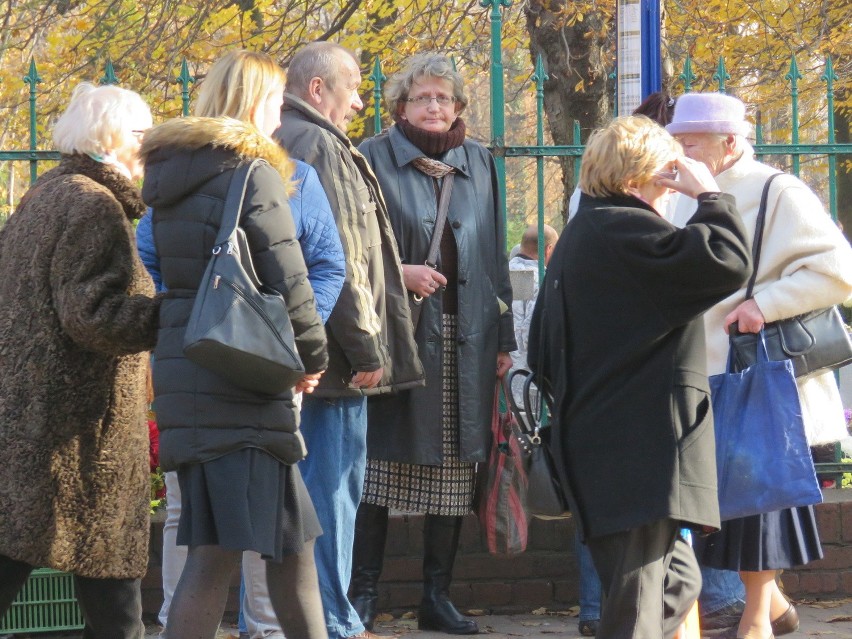 Cmentarze przy Francuskiej i Sienkiewicza w Katowicach: odwiedzamy bliskich, wolontariusze kwestują