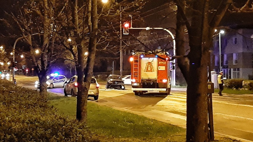 Wypadek na Al. Racławickich w Lublinie. Dwa auta zderzyły się na skrzyżowaniu z ul. Sowińskiego