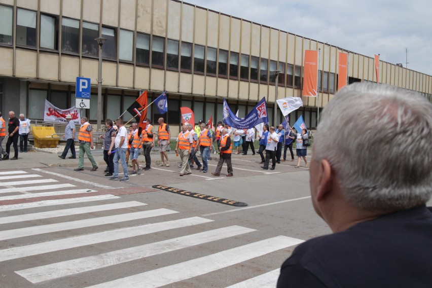 Protesty trwają pod siedzibą spółki ArcelorMittal Poland w...