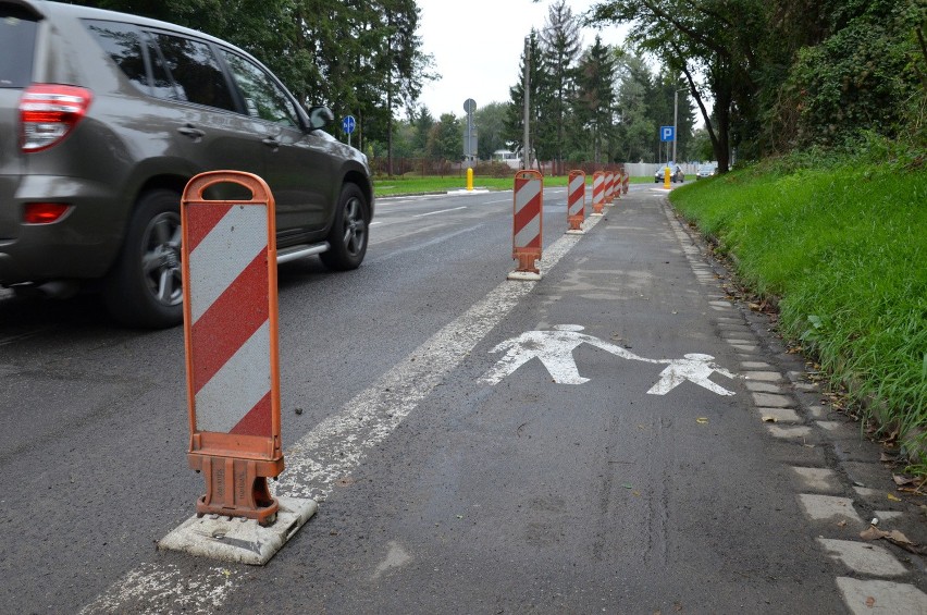 Wrocław: Na Grobli zrobiono chodnik zamiast parkingu? (ZDJĘCIA)
