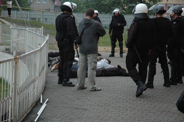 Po kilkunastu minutach policja zapanowała nad awanturą i zatrzymała ośmiu najbardziej krewkich chuliganów.