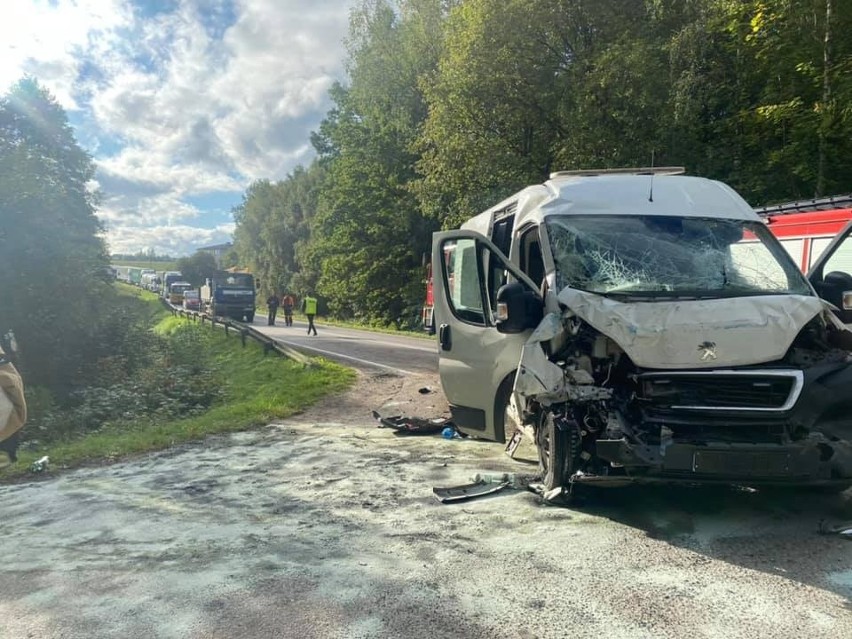 Wypadek autobusu i busa na drodze 211. Trzy osoby ranne.