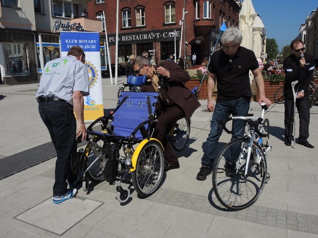 Rikszę dla niepełnosprawnych i starszych osób można zarezerwować w firmie Baltic Bike przez e-mail: info@balticbike.pl.