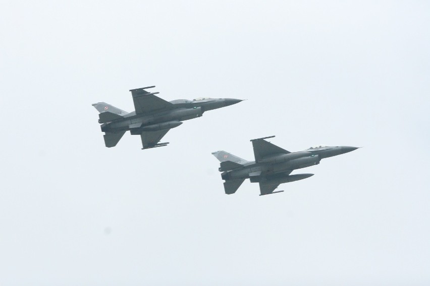 F-16, Mi24 i spadochroniarze w akcji nad lotniskiem w Łososinie Dolnej [ZDJĘCIA, WIDEO]