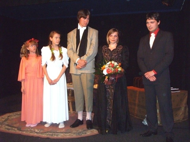 Od lewej aktorzy: Joanna Bauer, Natalia Tyburska, Piotr Trentowski, Magdalena Kowalewska i reżyser Rafał Swaczyna