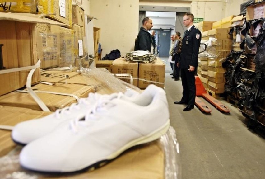Gdyńscy celnicy przekazali zarekwirowane buty potrzebującym