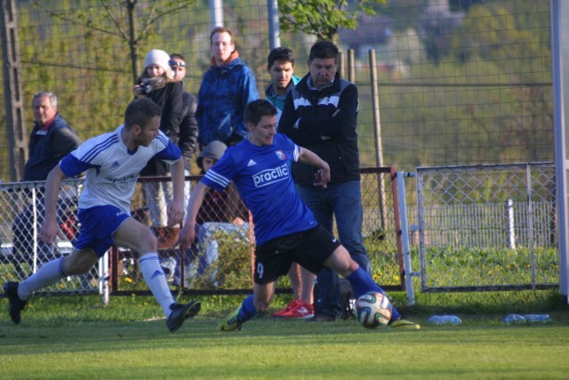 Trener Marek Holocher (z prawej) z gry Adama Wędzonego (nr 9)  mógł być zadowolony. 20-letni napastnik zdobył w minionym sezonie  17 bramek, był najlepszym strzelcem drużyny z Piasków Wielkich