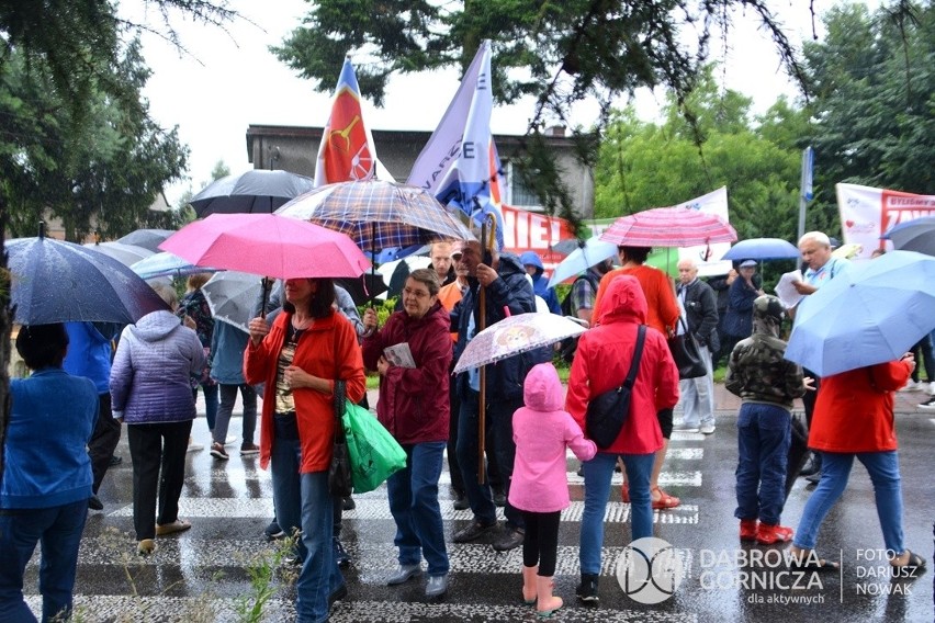 Mieszkańcy Strzemieszyc protestują przeciwko tirom na...