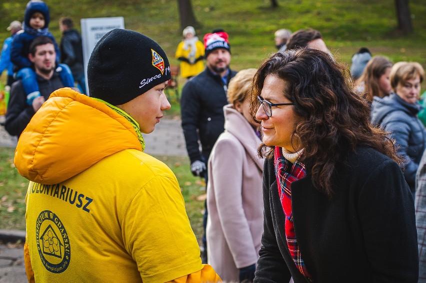 Samorządowcy, sportowcy i inni wolontariusze kwestowali na trójmiejskich cmentarzach na hospicja [zdjęcia]