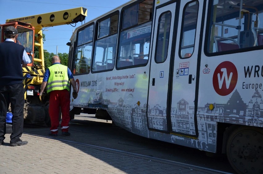 Wykolejenie tramwaju na pl. Wróblewskiego. Tramwaje jeździły objazdami (FILM, ZDJĘCIA)