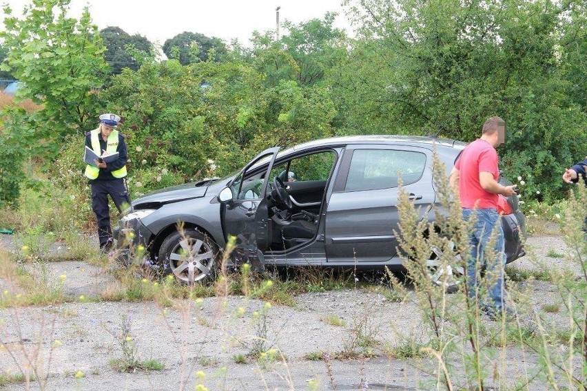 BMW zderzyło się z peugeotem.