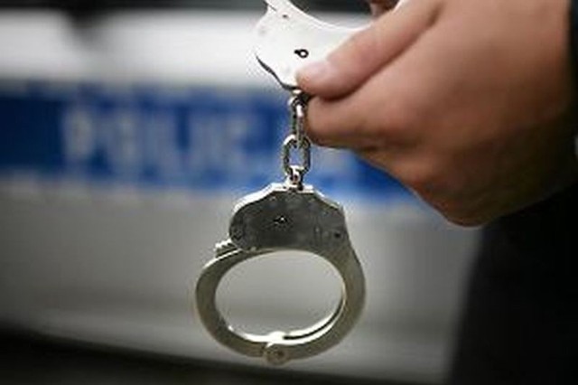 Policjanci z Grójca zatrzymali dwóch mężczyzn, którzy dopuścili się kradzieży z rozbojem.