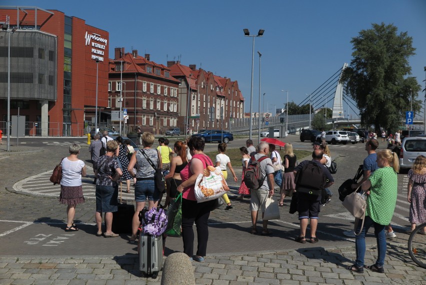 "To jest horror". Tłumy podróżnych na dworcu Opole Główne próbują wydostać się z miasta