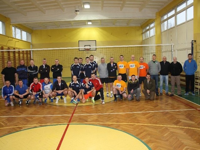 Uczestnicy siatkarskiego turnieju nauczycieli w Tarnobrzegu.