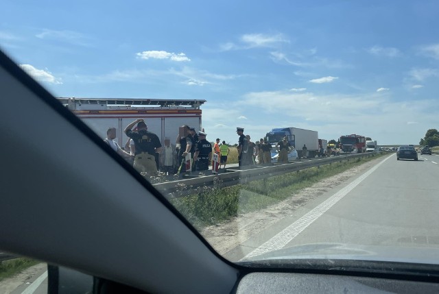 Autokar wypadł z drogi na 118. kilometrze A4  w kierunku Wrocławia. Jedna osoba ranna.