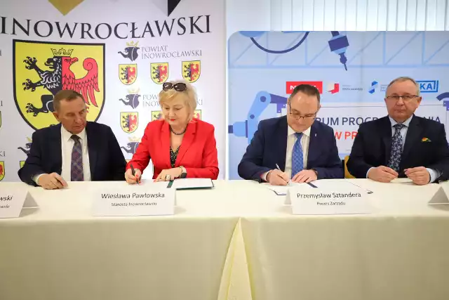 Włodarze Starostwa Powiatowego w Inowrocławiu i Pomorskiej Specjalnej Strefy Ekonomicznej podpisali porozumienie w sprawie tworzenia w Inowrocławiu Centrum Programowania Robotów Przemysłowych. 