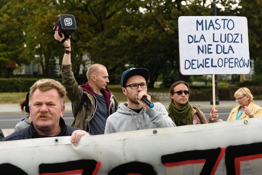 Mieszkańcy Winnicy protestowali przed salą na Jordankach [ZDJĘCIA]