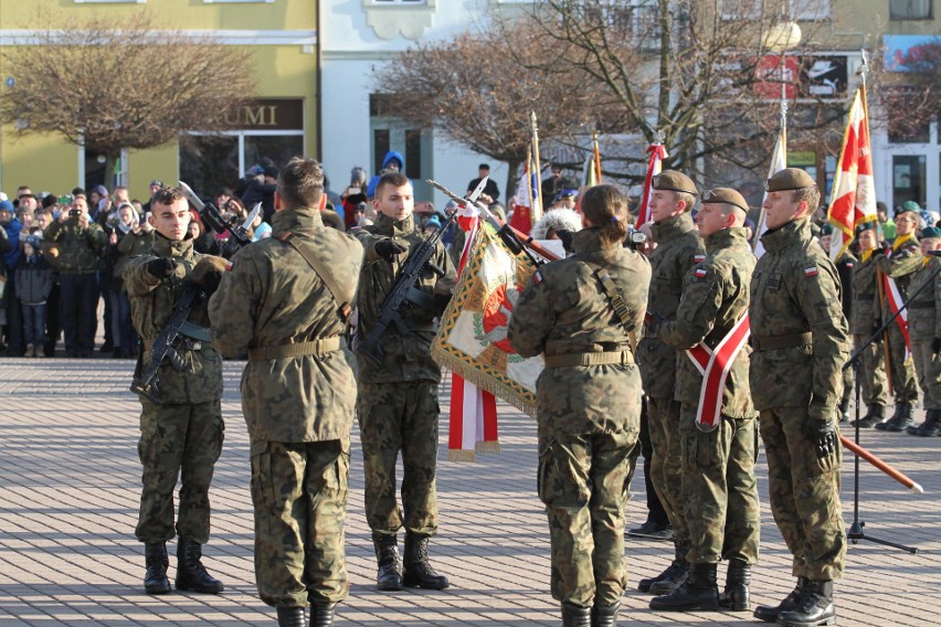 Na Placu Bartosza Głowackiego w Tarnobrzegu  „Terytorialsi” wypowiedzieli rotę przysięgi wojskowej. Było bardzo uroczyście (duzo zdjęć)