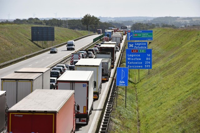 Autostrada A4 w woj. dolnośląskim, śląskim i małopolskim ma w większości pod dwa pasy w każdą stronęZobacz kolejne zdjęcia. Przesuwaj zdjęcia w prawo - naciśnij strzałkę lub przycisk NASTĘPNE