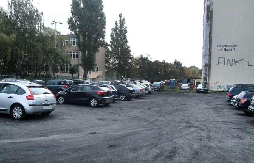 Mieszkańcy od lat parkują na działce pod blokiem