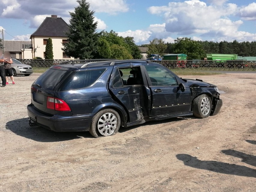 Kierowca samochodu marki Saab uderzył w jeden z płotów przy...